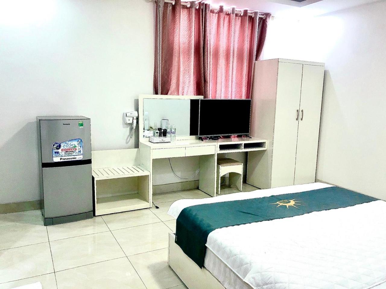 Holiday Hotel 2