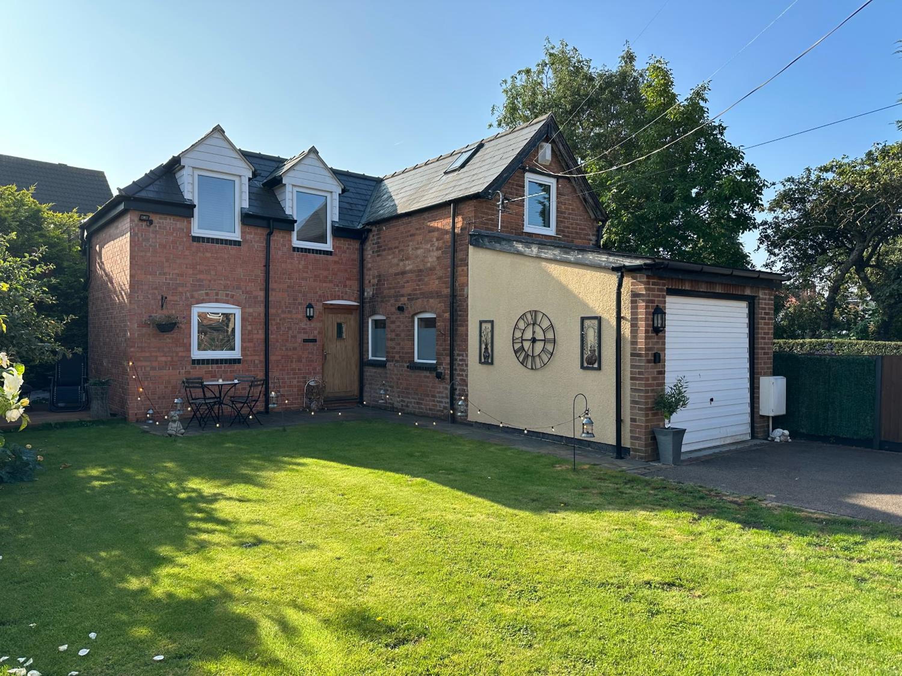 Gloucester Vacations - Beautiful Coach House - Property Image 2
