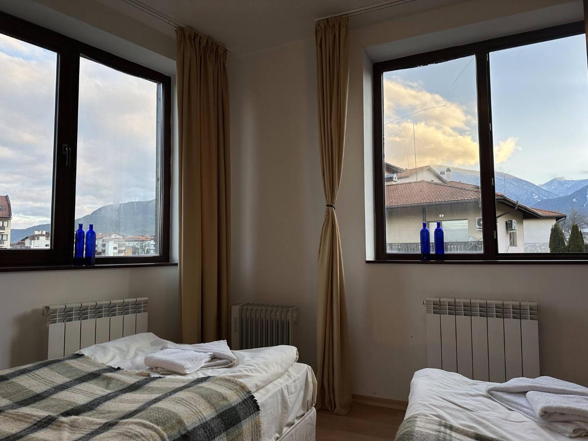 2BR Mountain View Apartment - Washer, 300mbps WIFI, Aircon