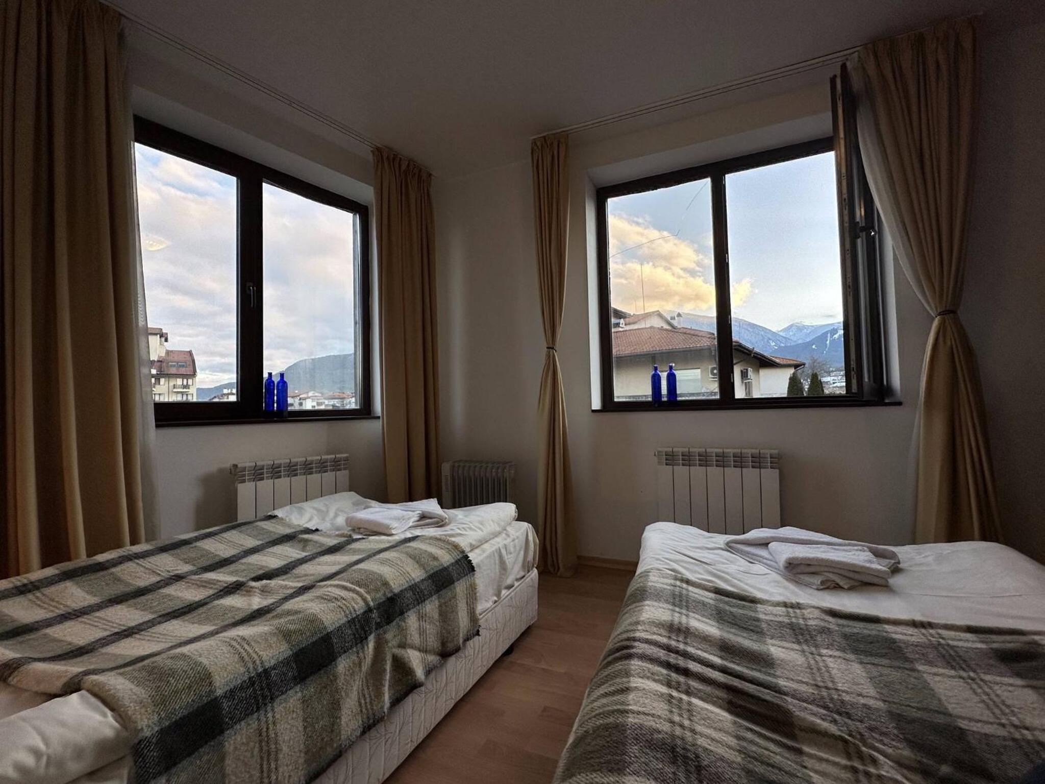 2BR Mountain View Apartment - Washer, 300mbps WIFI, Aircon