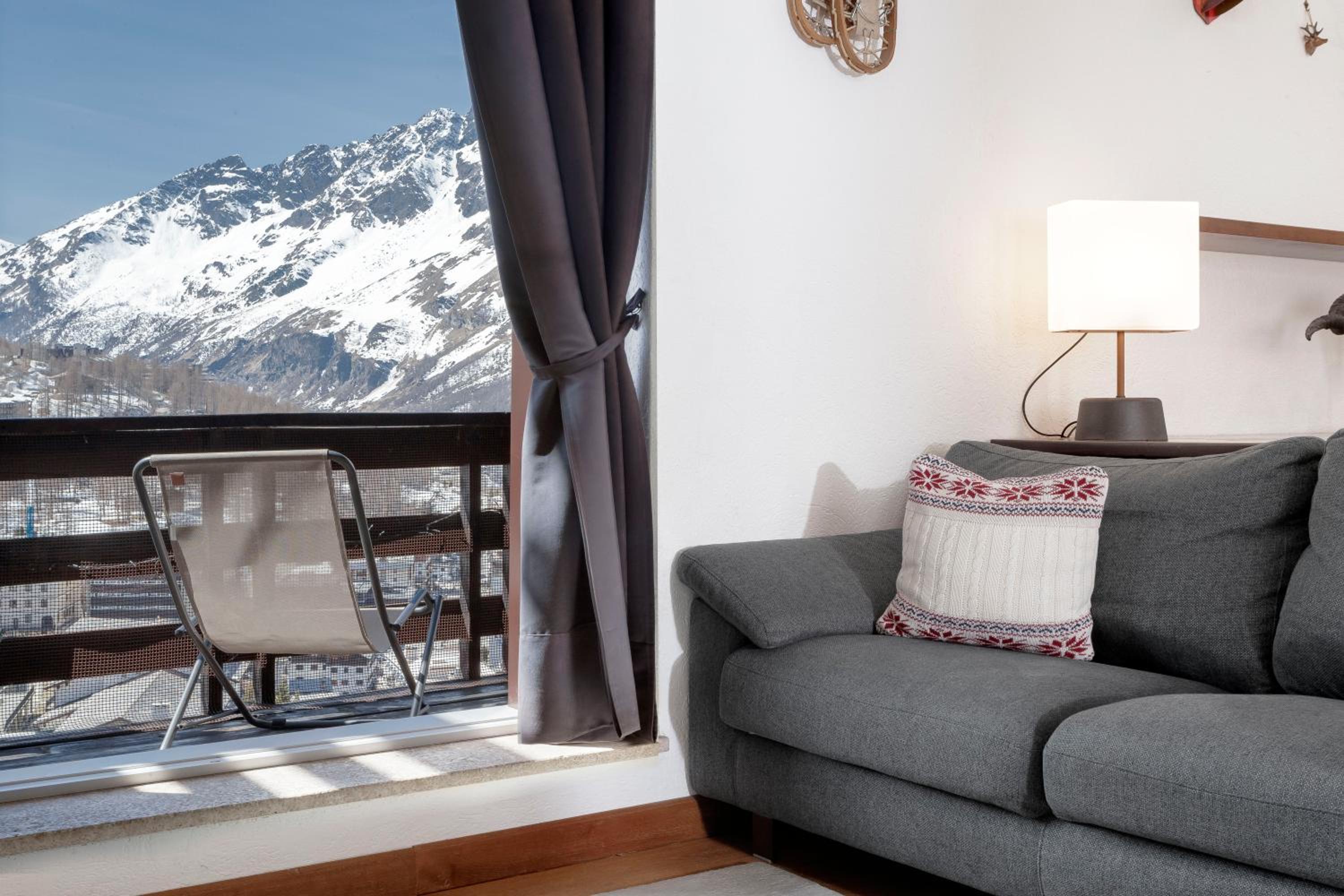Hotel HelloChalet - Ski paradise Apartment - Ski- to door with big terrace overlooking skiruns - Image 1