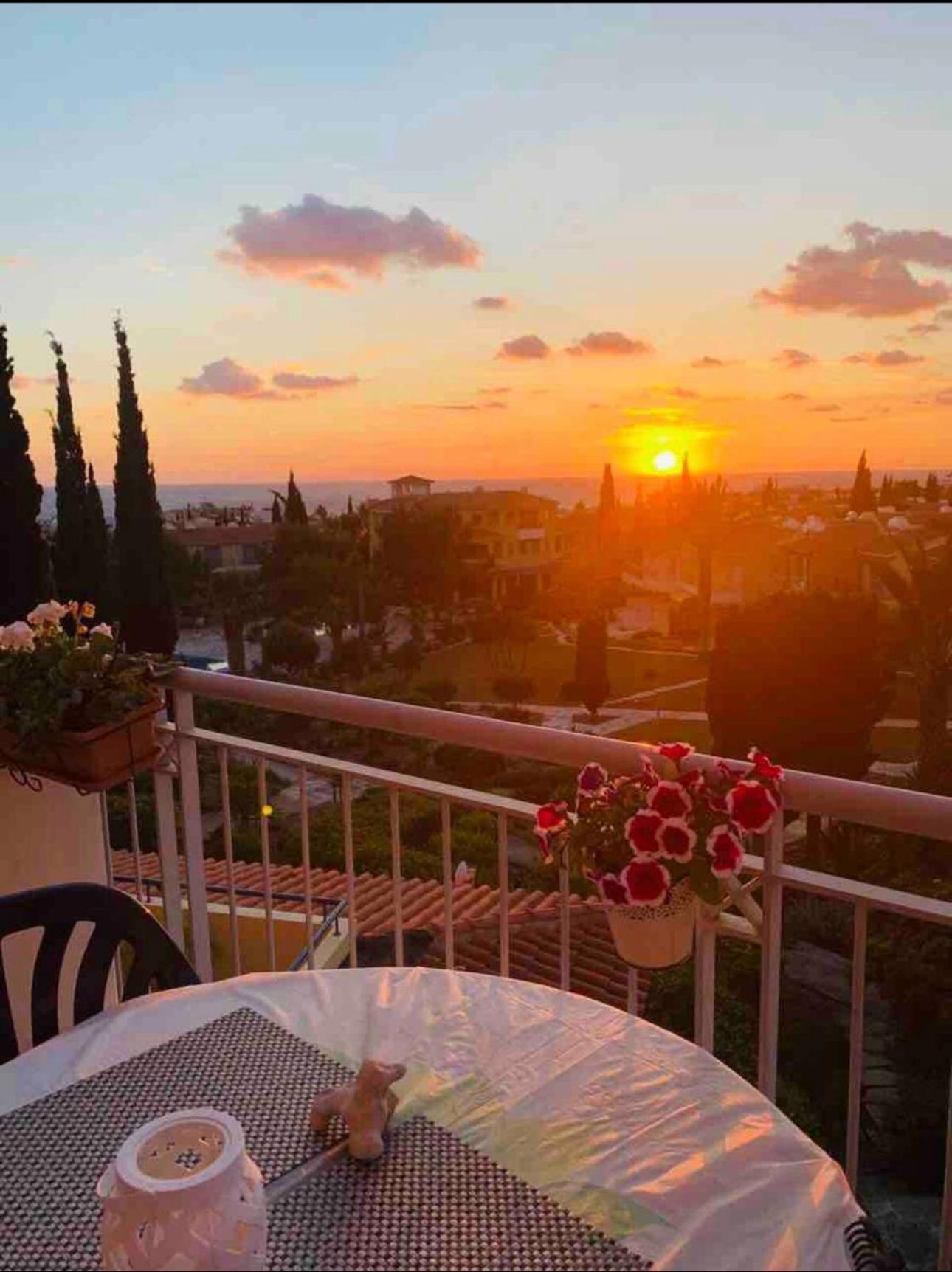 Regina Gardens Sunset with Fast Free Wi-Fi and Late Check-Out