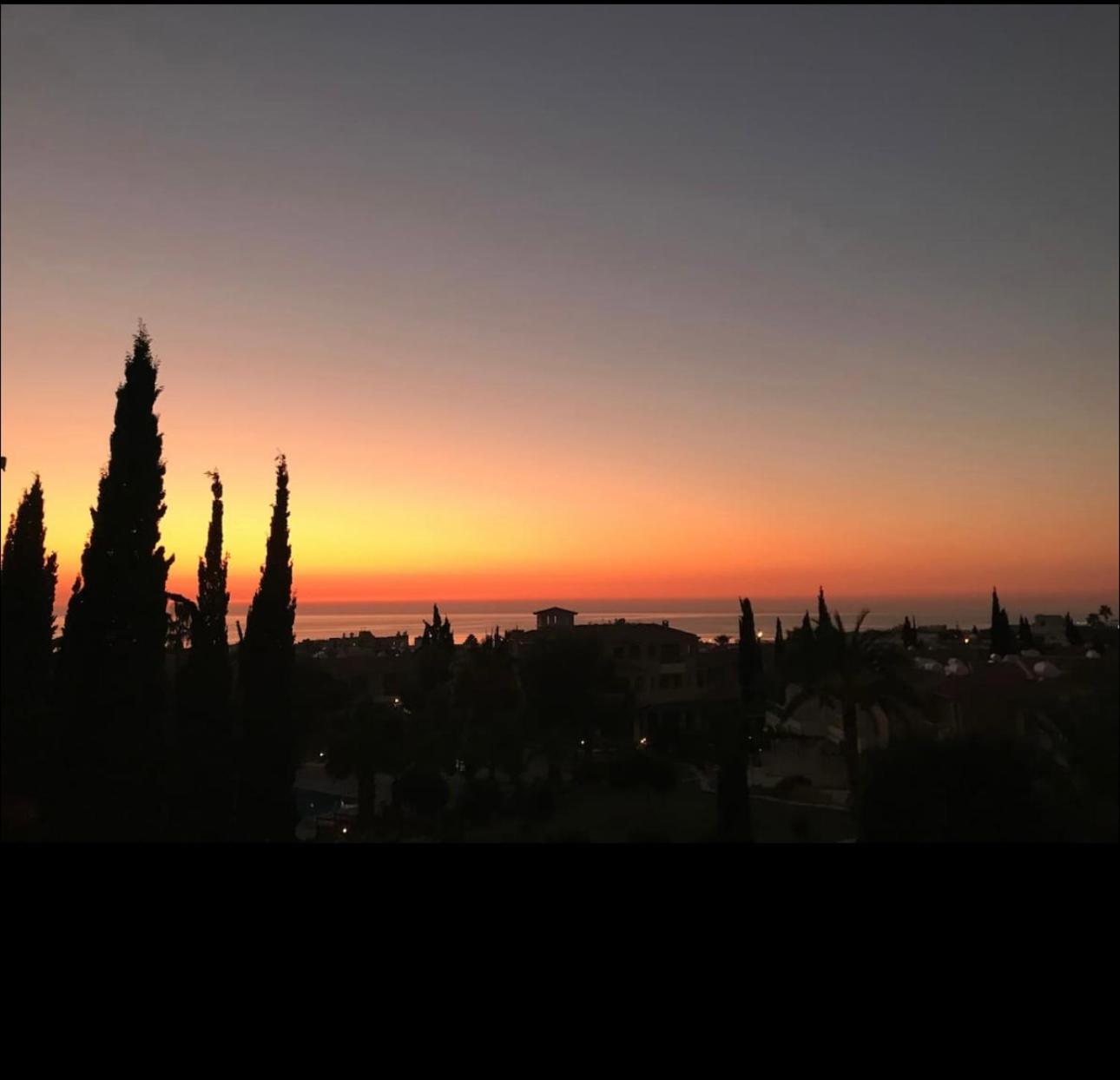 Regina Gardens Sunset with Fast Free Wi-Fi and Late Check-Out