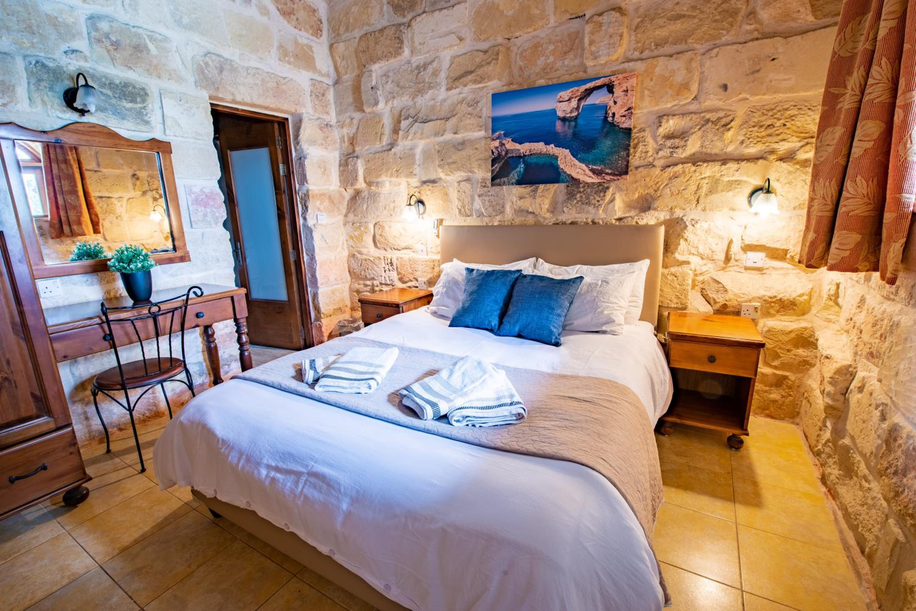 Villa Soldanis Sleeps 12 with Pool view 3