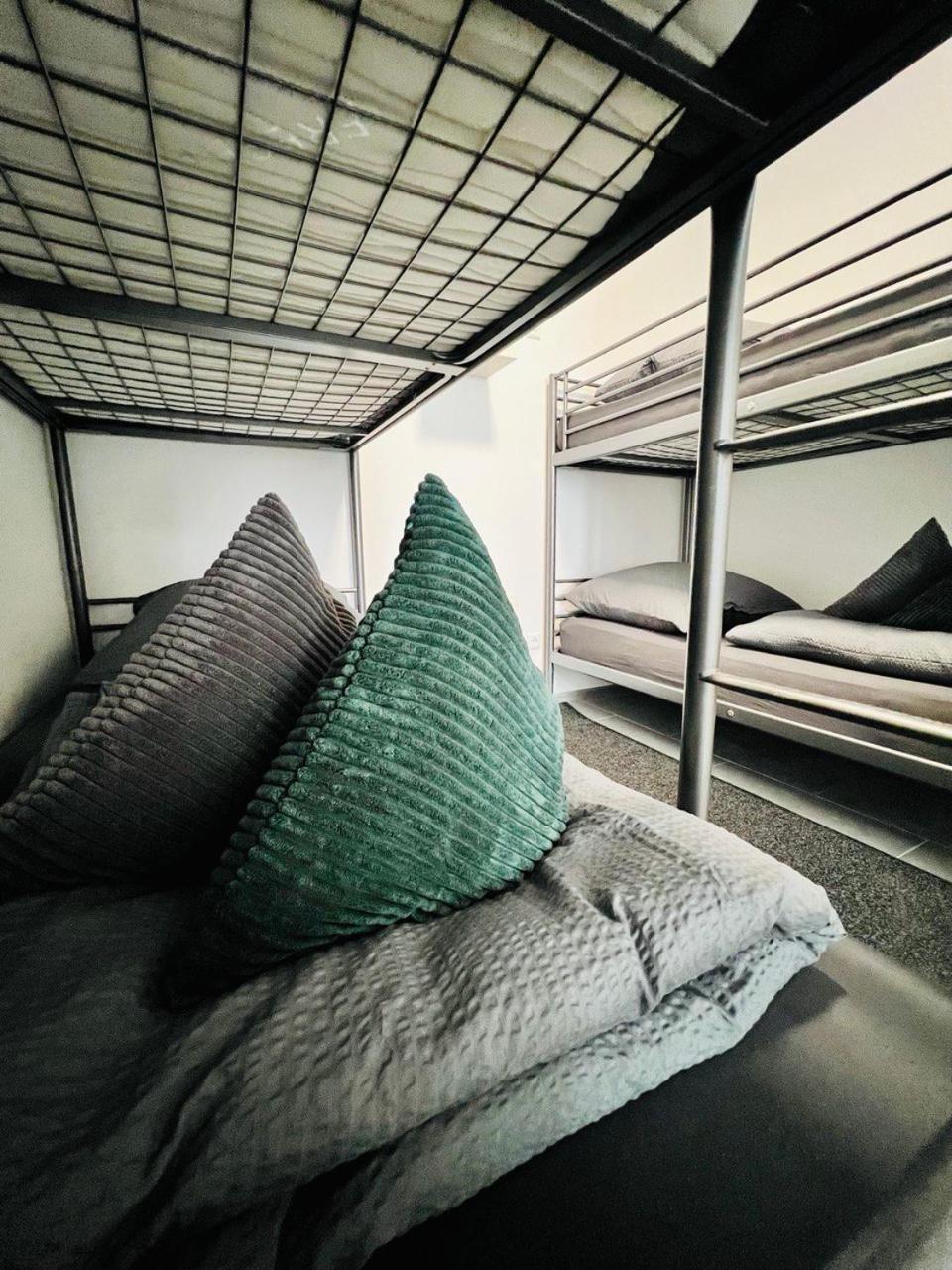 Neuwertiges Apartment mit schnellem WLAN, Netflix, Glasfaser, Kostenlose Privatparkplatz auch für Transporter geeignet R21