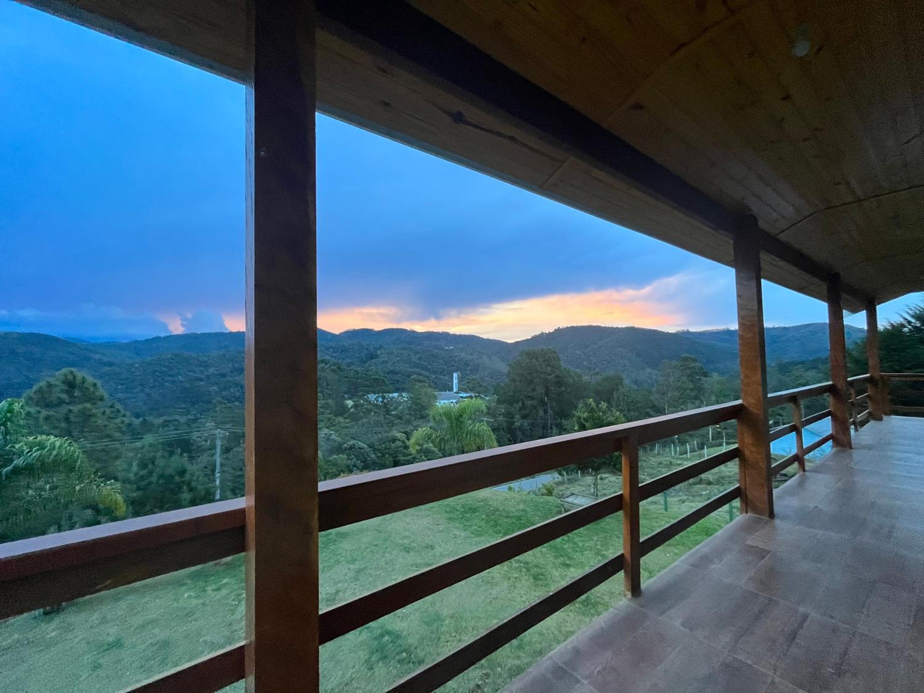 Casa ampla com vista, fogo de chão, área gourmet - 16 min do Capivari