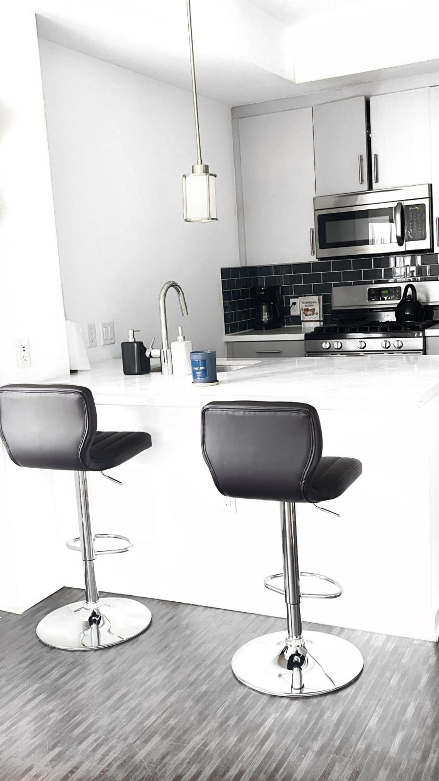 DTLA Luxury Condo with Pool, Gym, Work Pods & Conference Room
