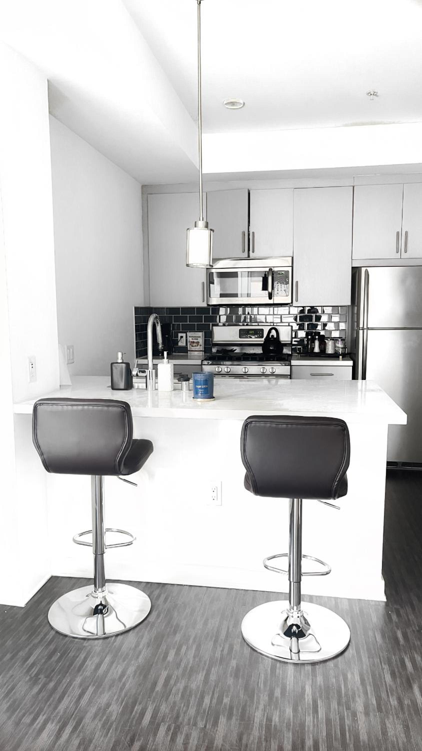 DTLA Luxury Condo with Pool, Gym, Work Pods & Conference Room