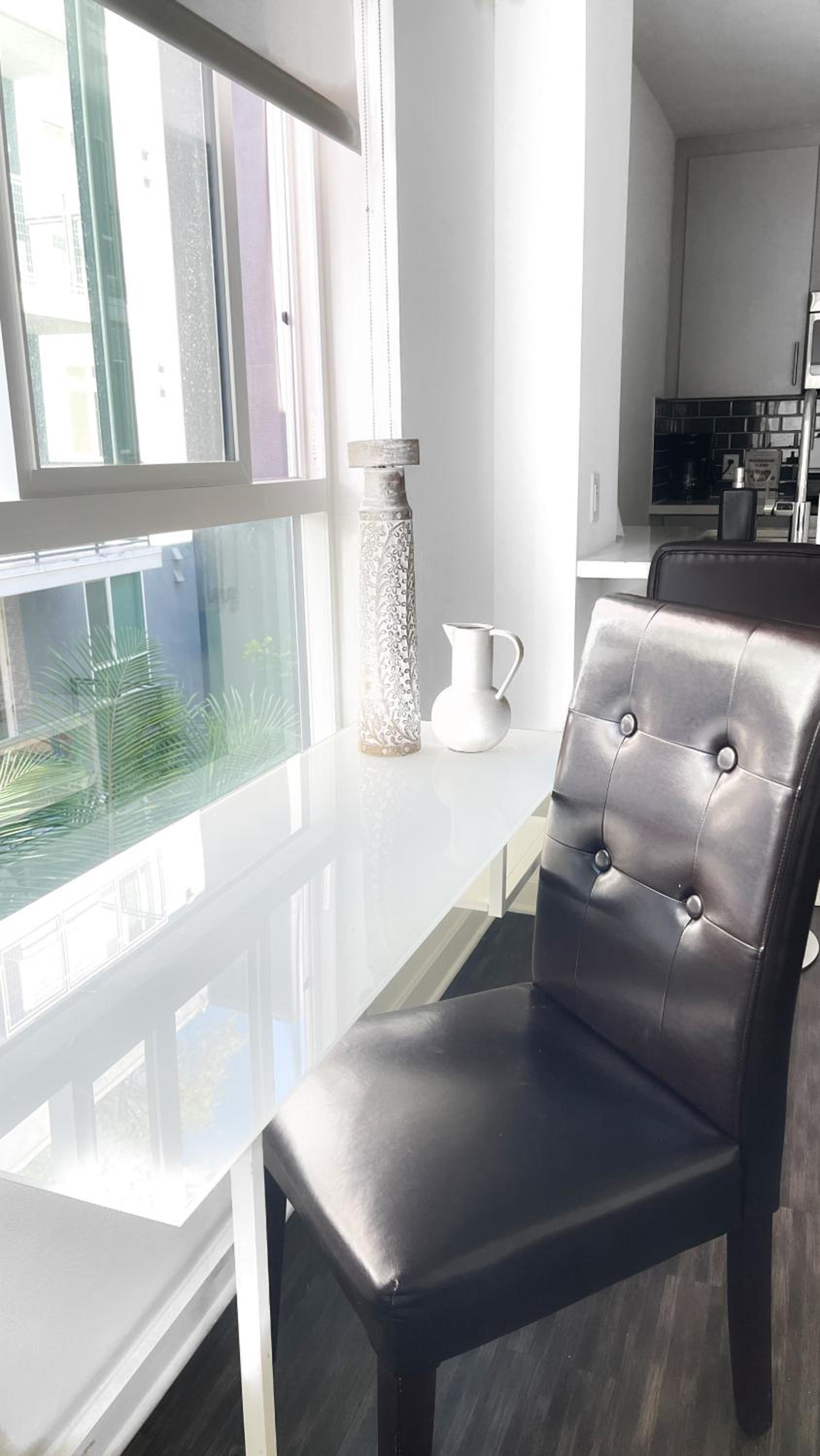 DTLA Luxury Condo with Pool, Gym, Work Pods & Conference Room