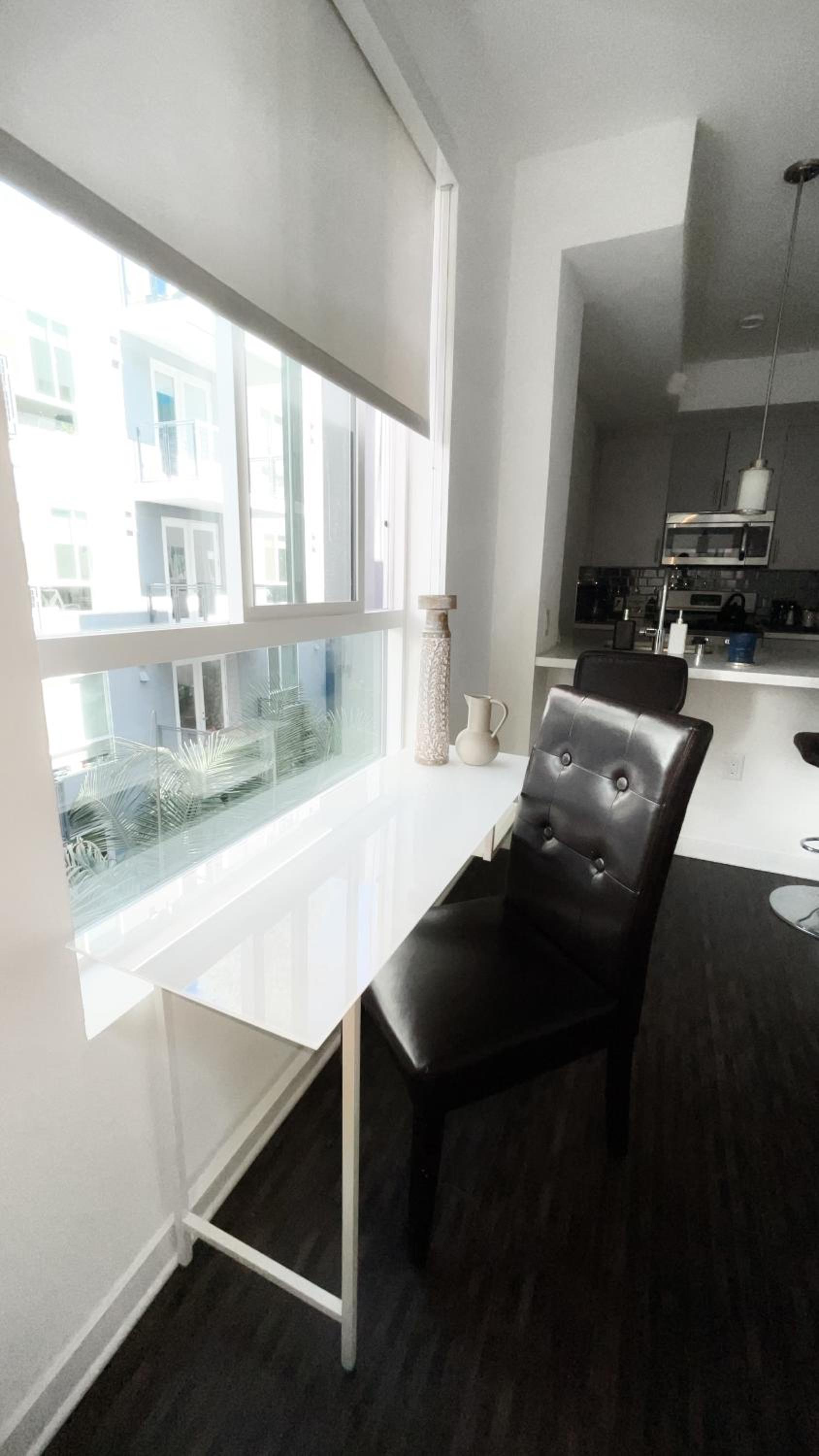 DTLA Luxury Condo with Pool, Gym, Work Pods & Conference Room
