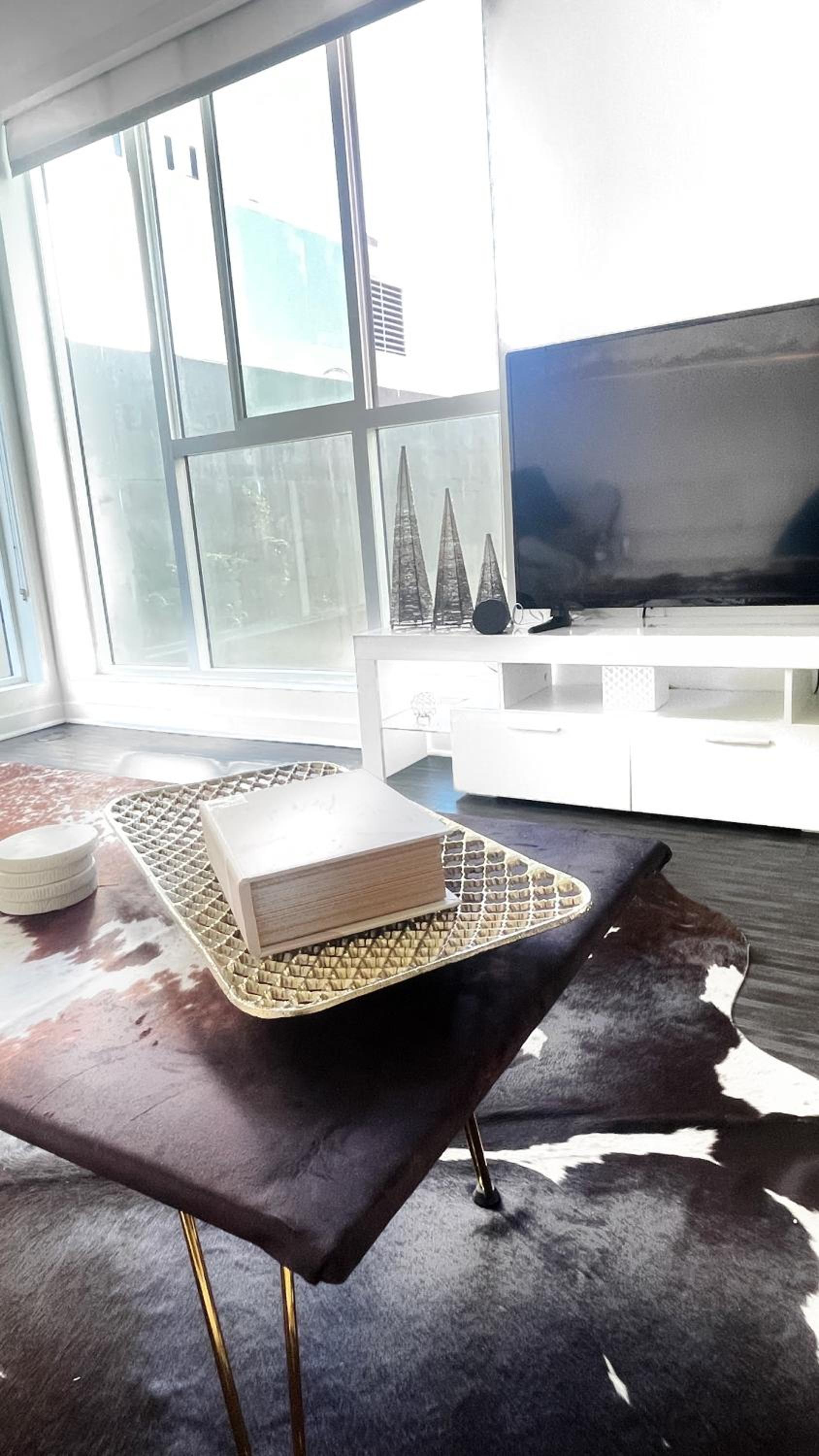 DTLA Luxury Condo with Pool, Gym, Work Pods & Conference Room