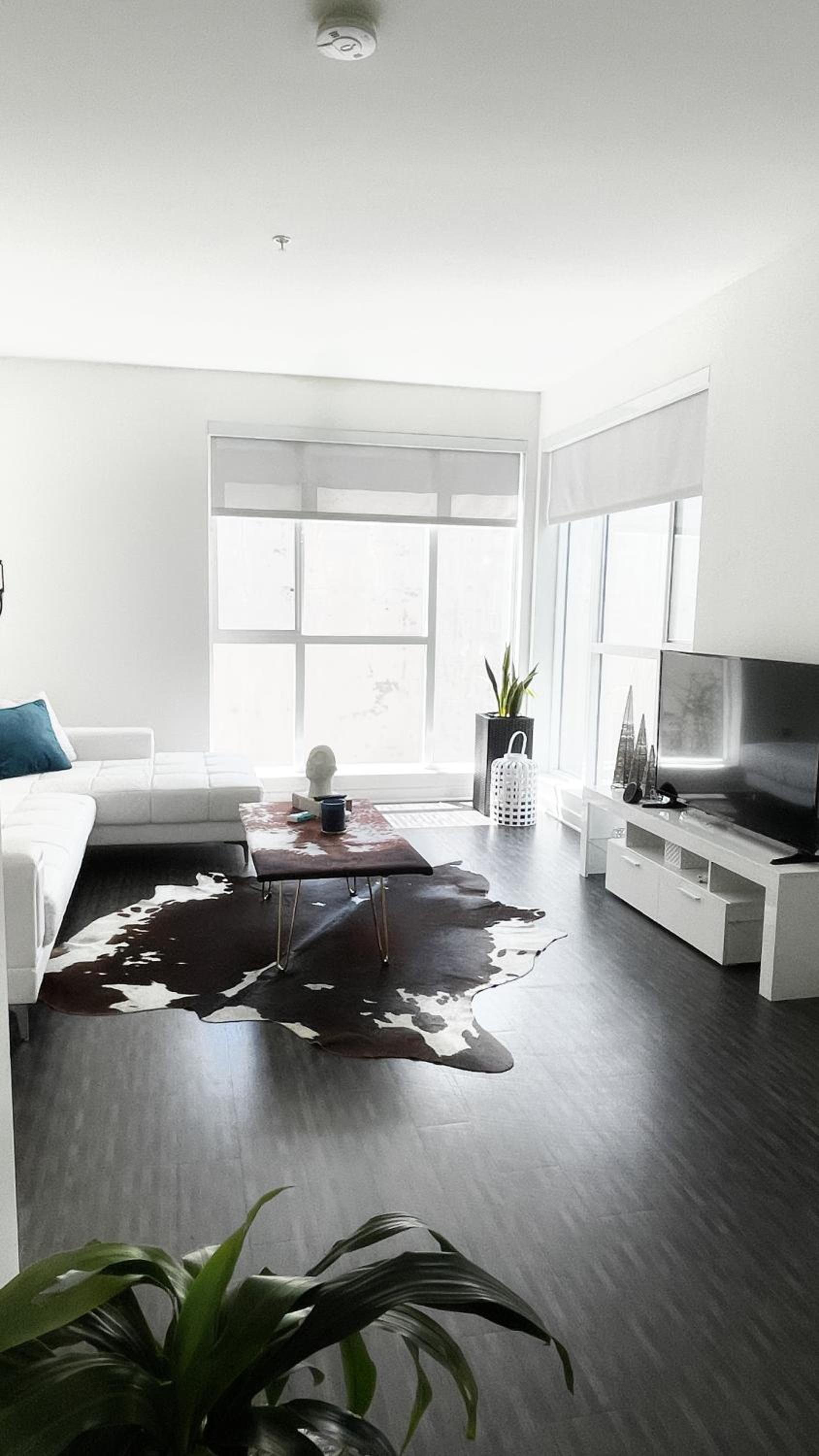 DTLA Luxury Condo with Pool, Gym, Work Pods & Conference Room