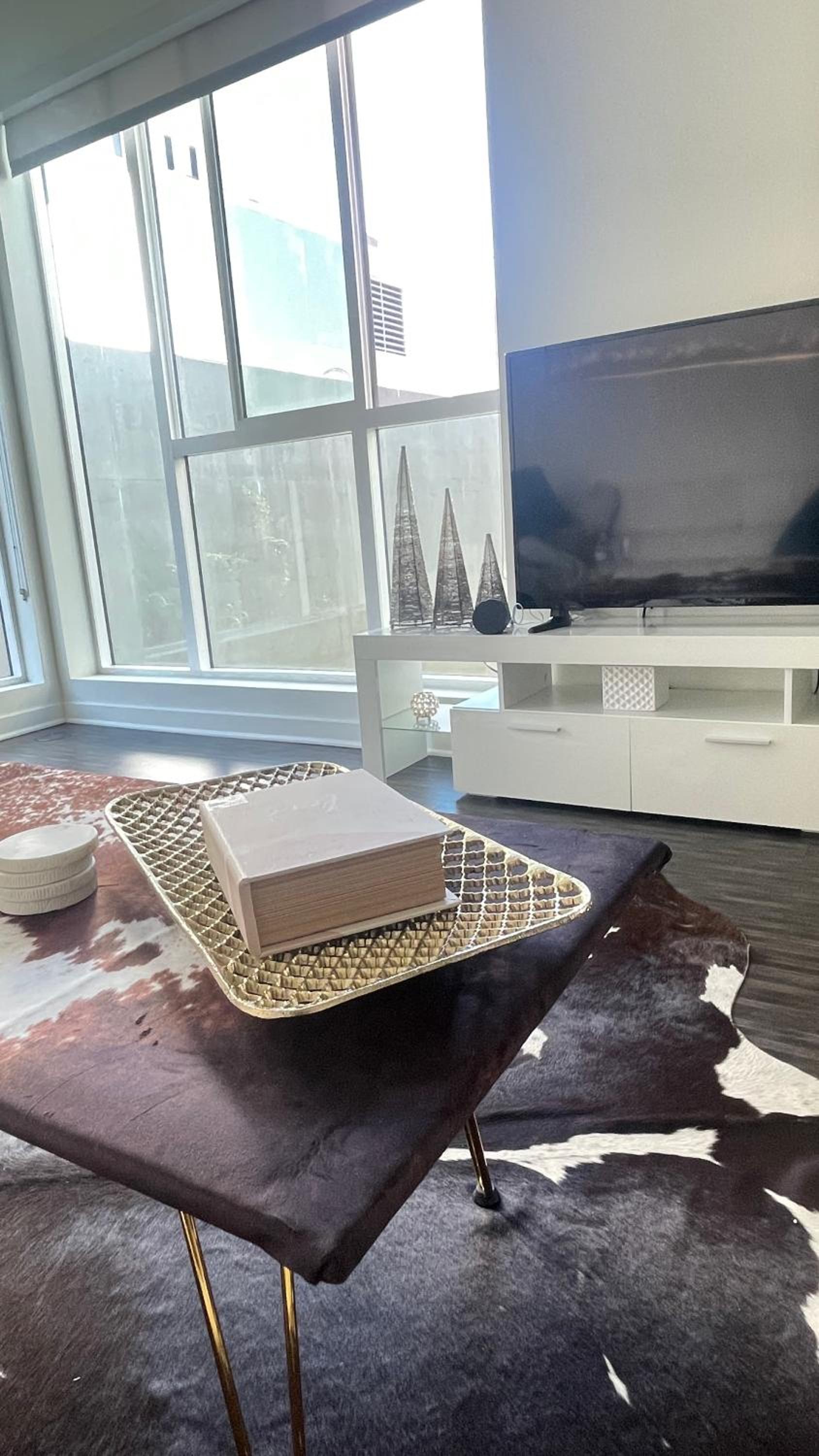 DTLA Luxury Condo with Pool, Gym, Work Pods & Conference Room