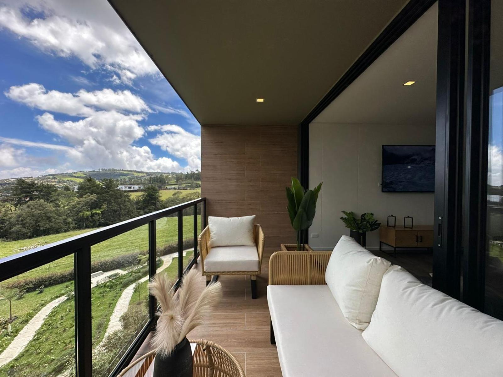 Espectacular ph con jacuzzi y los mejores atardeceres en medellin ,poblado alto