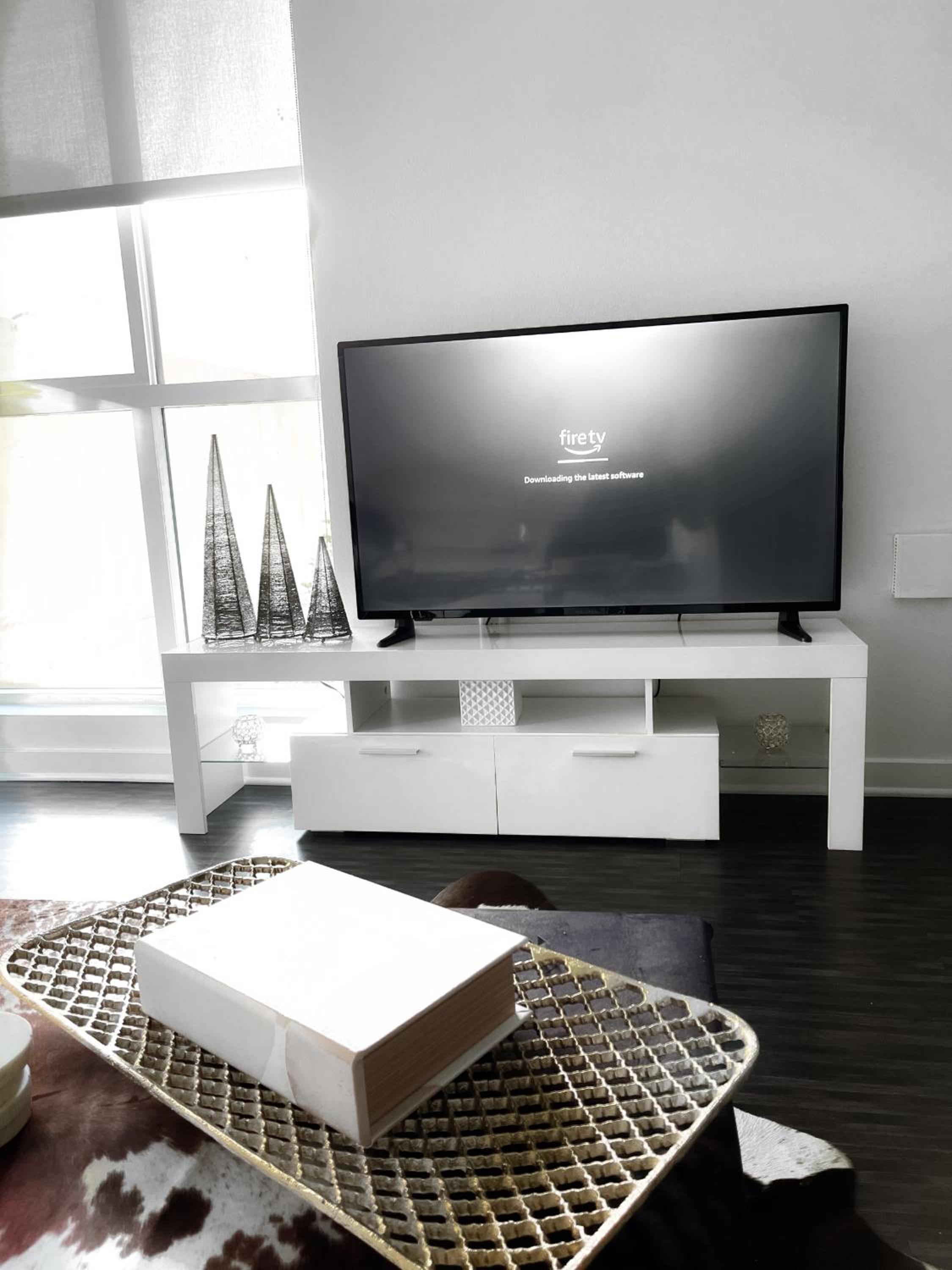 DTLA Luxury Condo with Pool, Gym, Work Pods & Conference Room