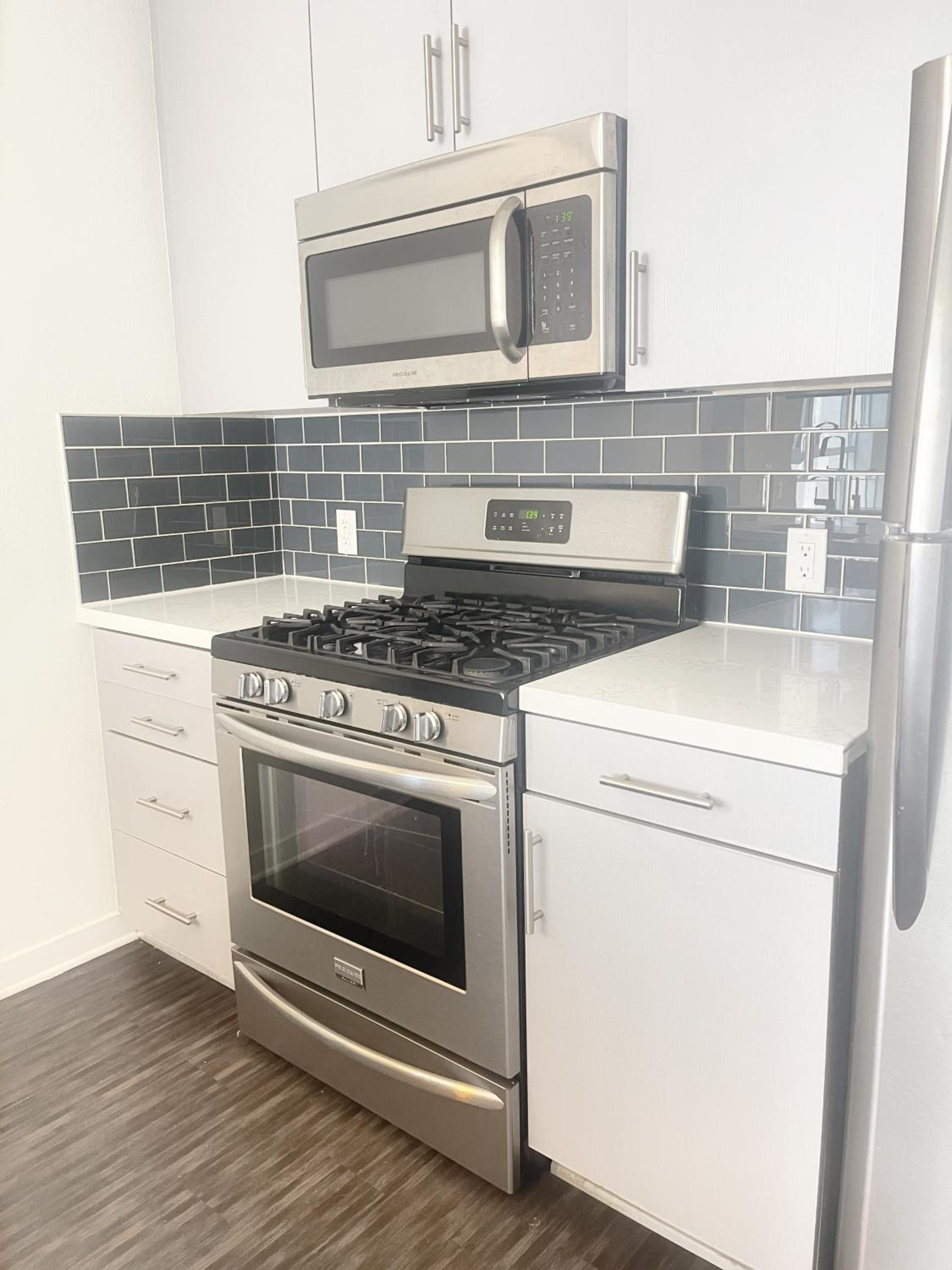 DTLA Luxury Condo with Pool, Gym, Work Pods & Conference Room
