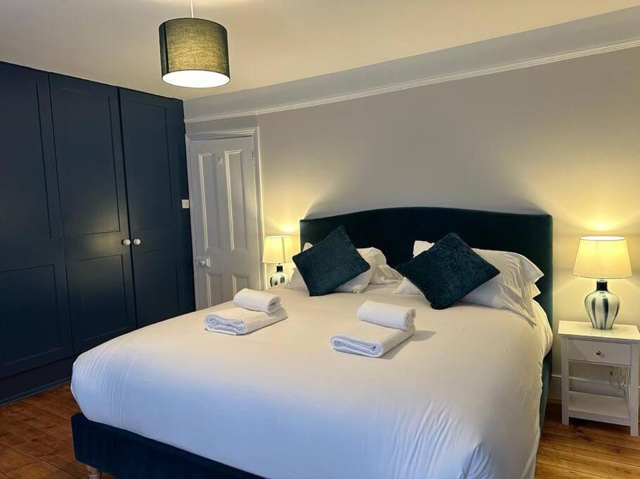 Home in Dartmouth, Devon with Private Parking