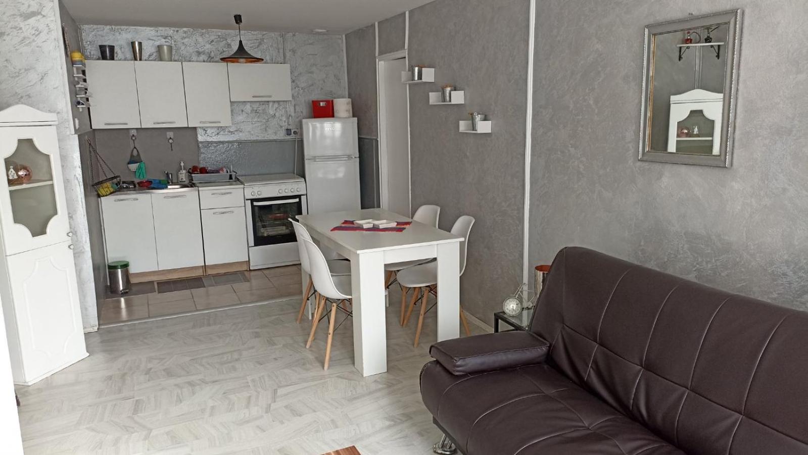 Jela - Spacious Two-Bedroom Apartment near City Center with Free Parking & Wi-Fi view 4