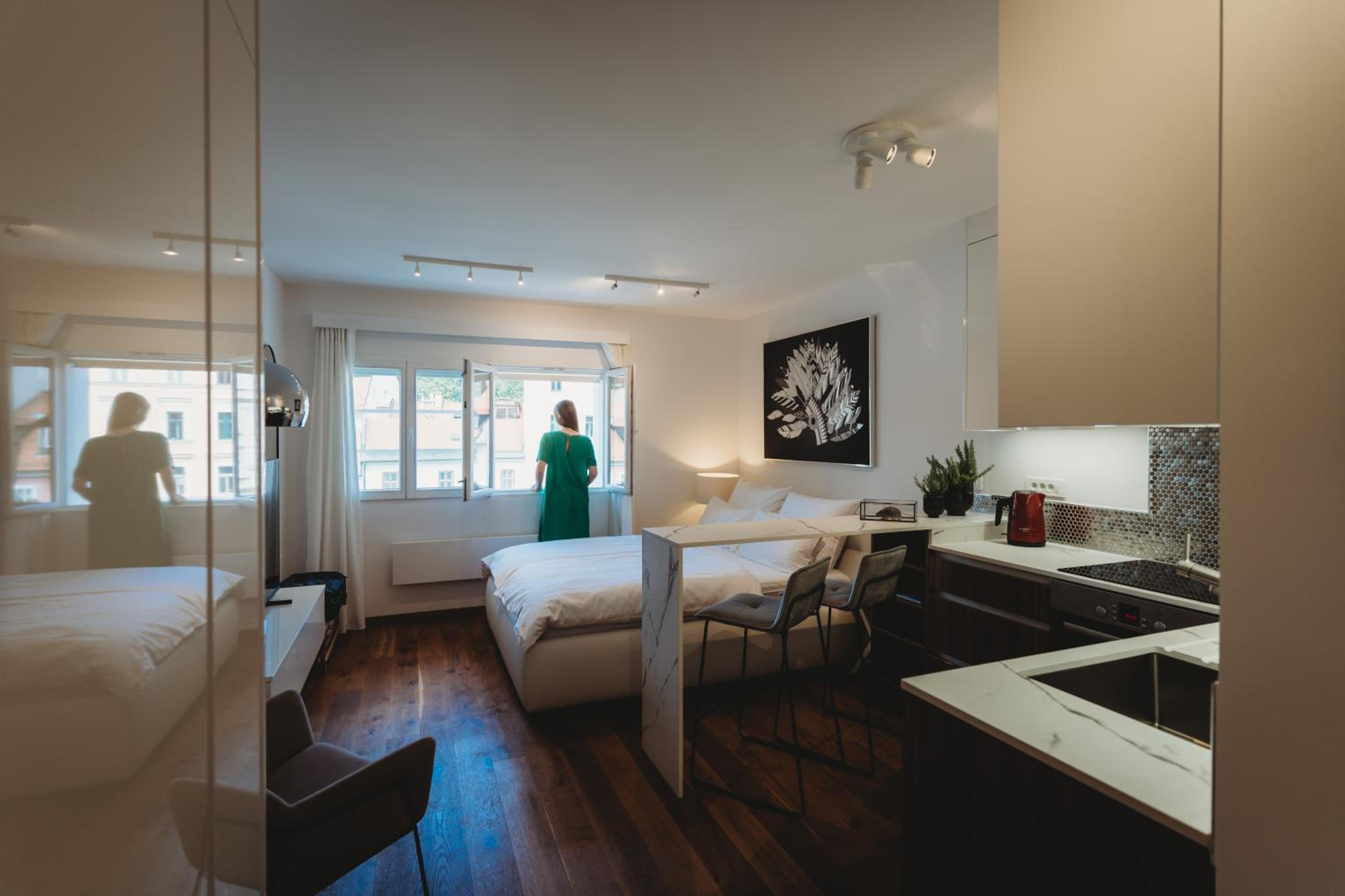 Romantic JUMP Studio overlooking river, free parking view 2