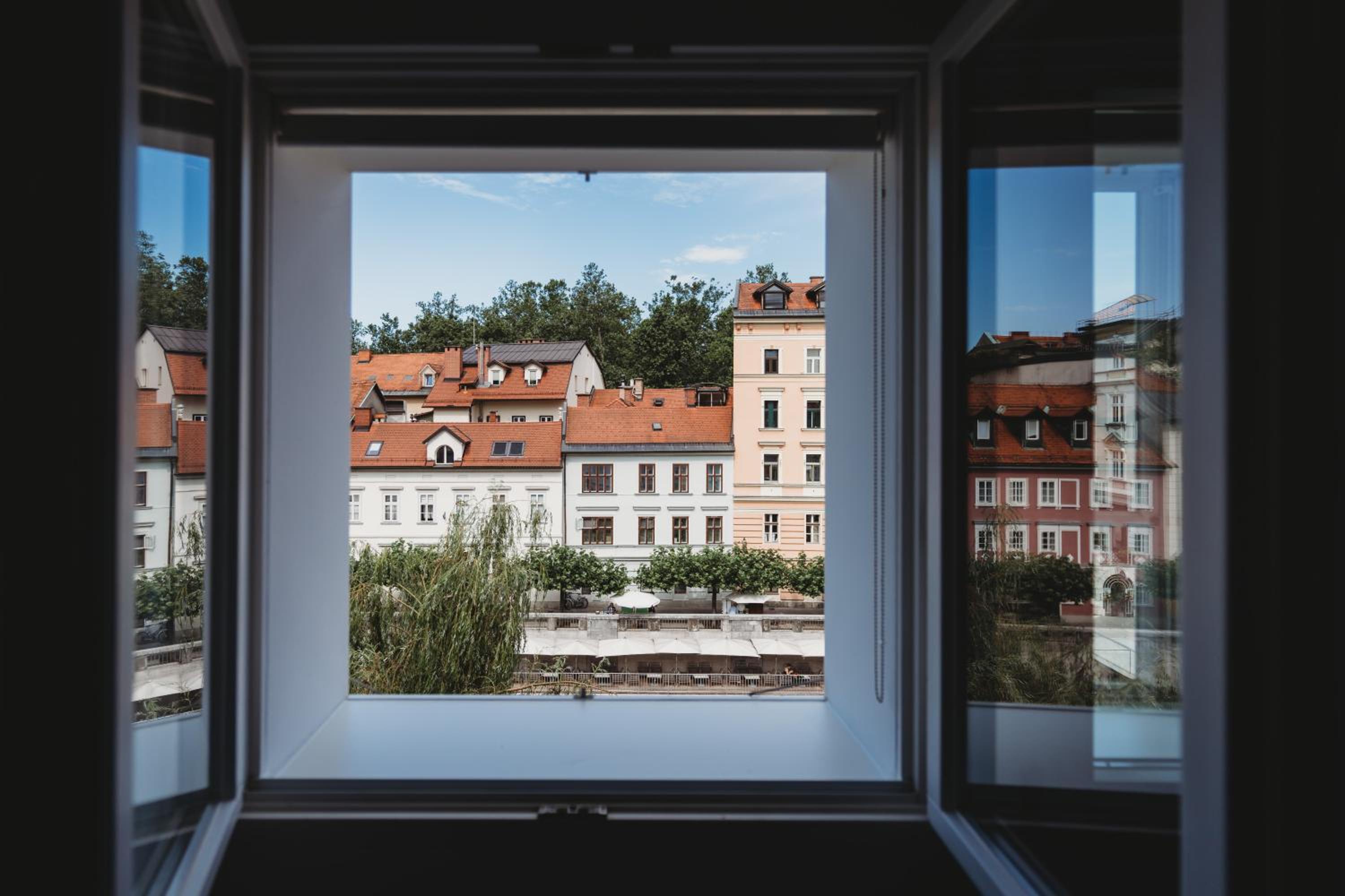 Romantic JUMP Studio overlooking river, free parking view 3