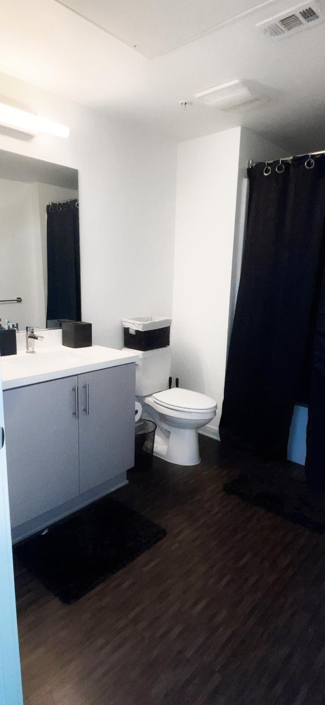 DTLA Luxury Condo with Pool, Gym, Work Pods & Conference Room