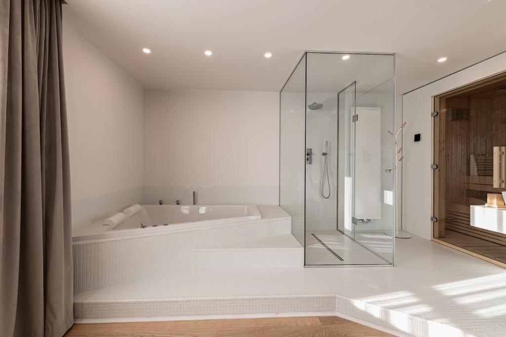 Sauna&Jacuzzi Apartment view 3