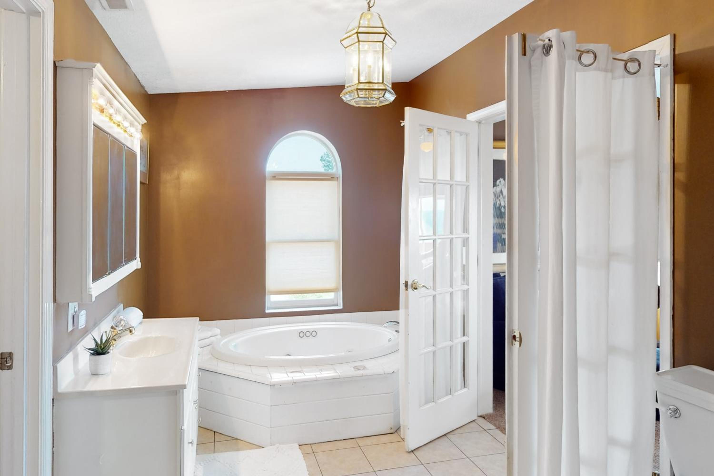 Hot Tub, Lake Monroe Views! 22-Acre Outdoor Oasis