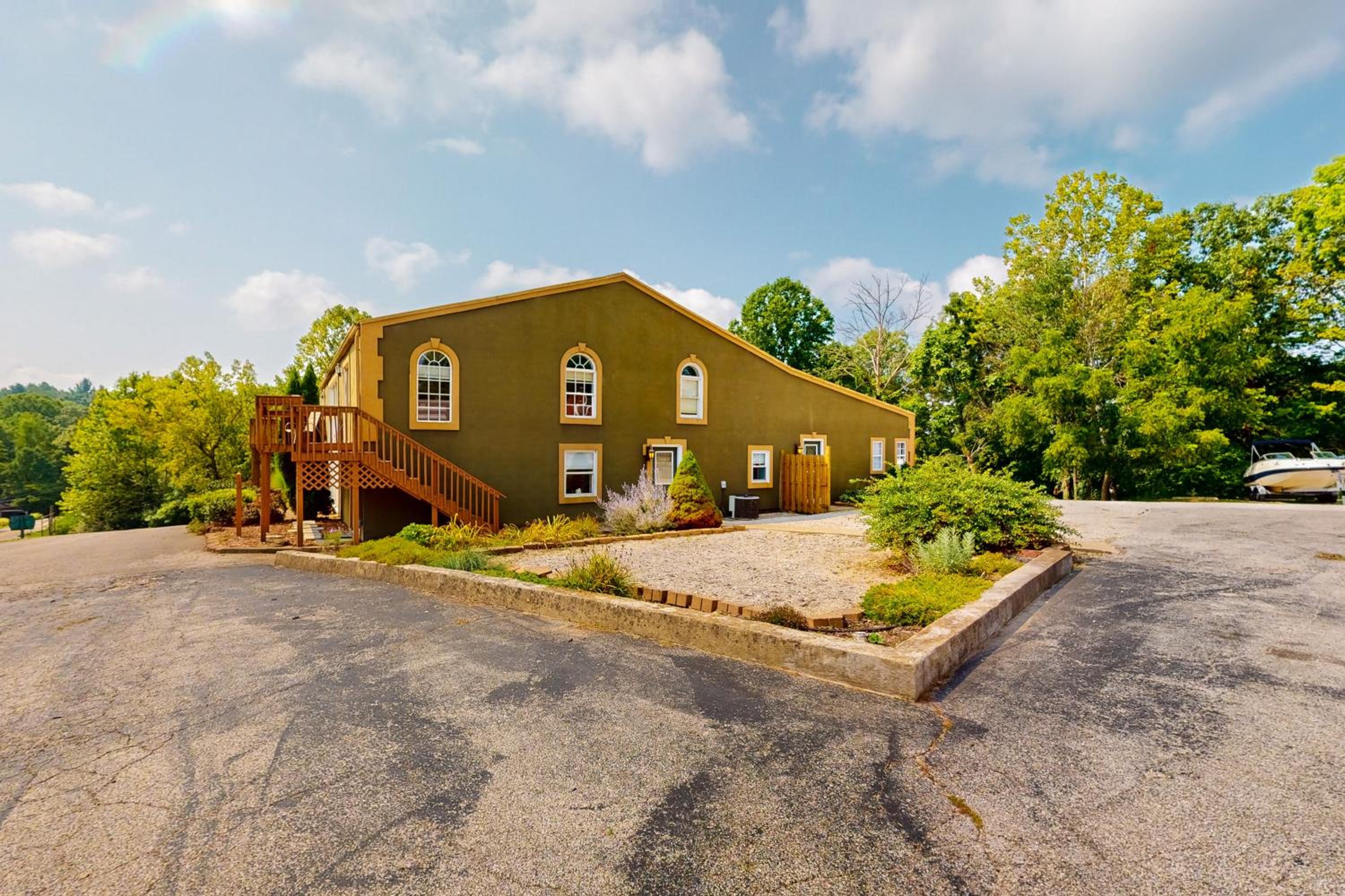 Hot Tub, Lake Monroe Views! 22-Acre Outdoor Oasis