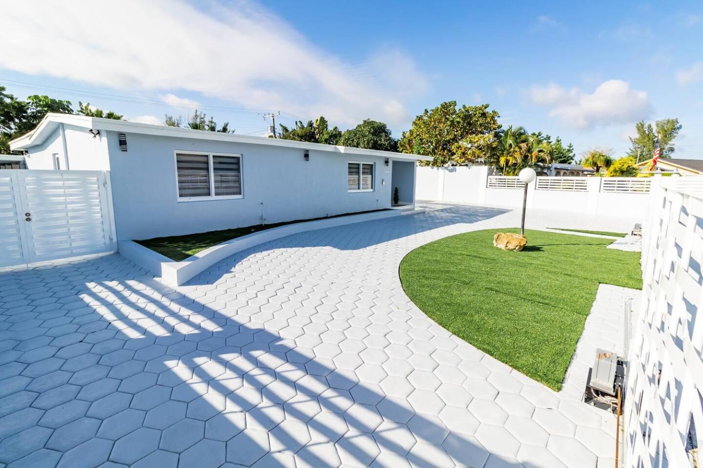 Spacious Miami Home Heated Pool BBQ L35 view 5