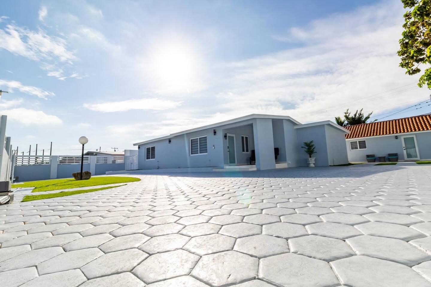 Spacious Miami Home Heated Pool BBQ L35 view 4