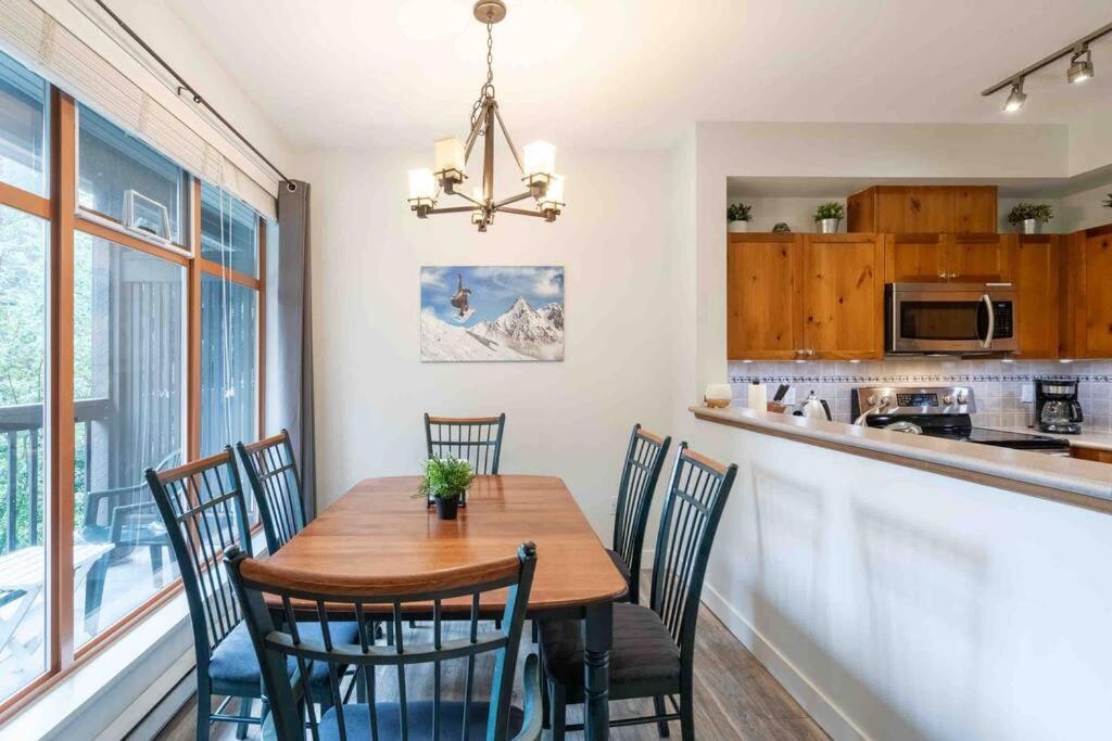 Updated Townhouse in Village. Pool/Hot Tub/Parking
