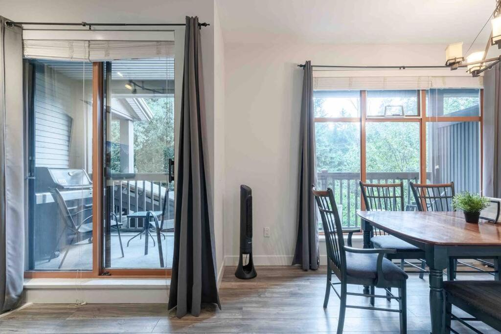 Updated Townhouse in Village. Pool/Hot Tub/Parking