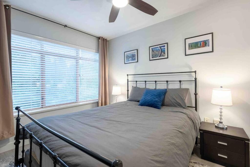 Updated Townhouse in Village. Pool/Hot Tub/Parking