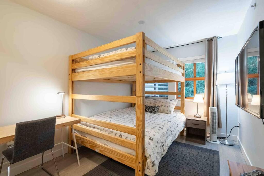 Updated Townhouse in Village. Pool/Hot Tub/Parking