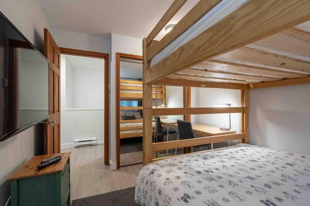 Updated Townhouse in Village. Pool/Hot Tub/Parking