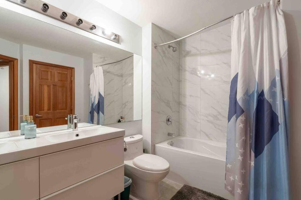 Updated Townhouse in Village. Pool/Hot Tub/Parking