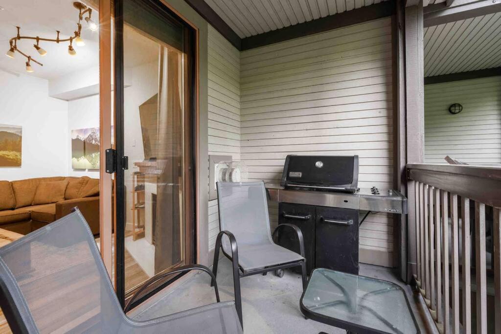 Updated Townhouse in Village. Pool/Hot Tub/Parking