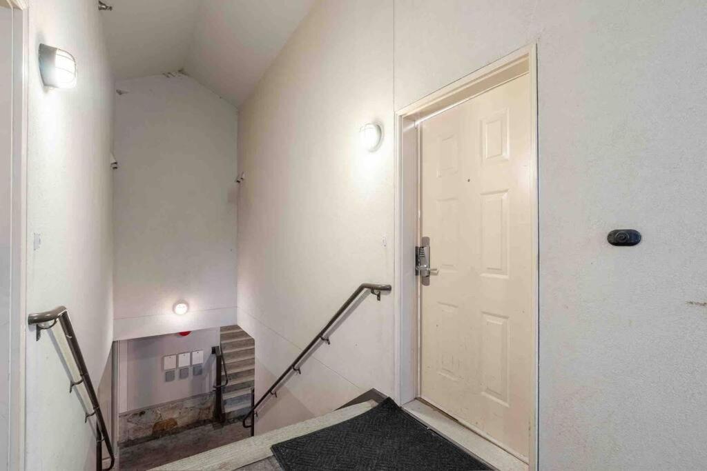 Updated Townhouse in Village. Pool/Hot Tub/Parking