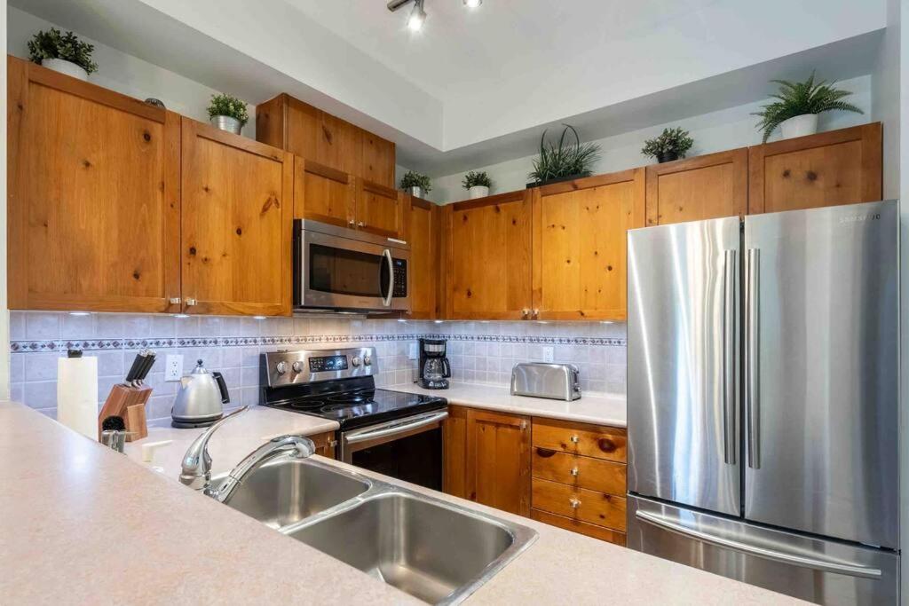 Updated Townhouse in Village. Pool/Hot Tub/Parking