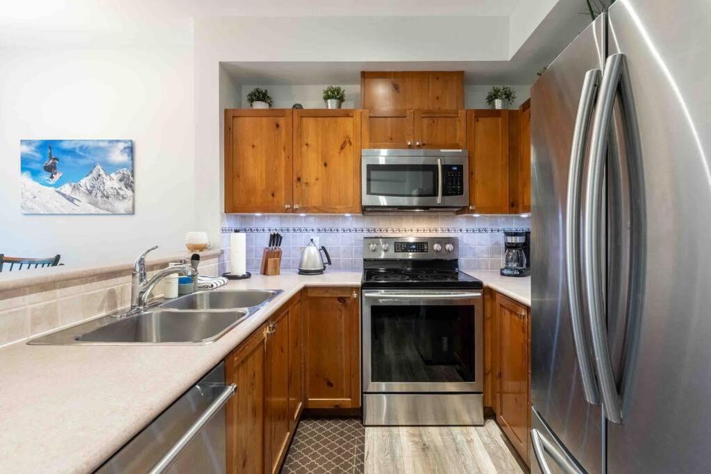 Updated Townhouse in Village. Pool/Hot Tub/Parking
