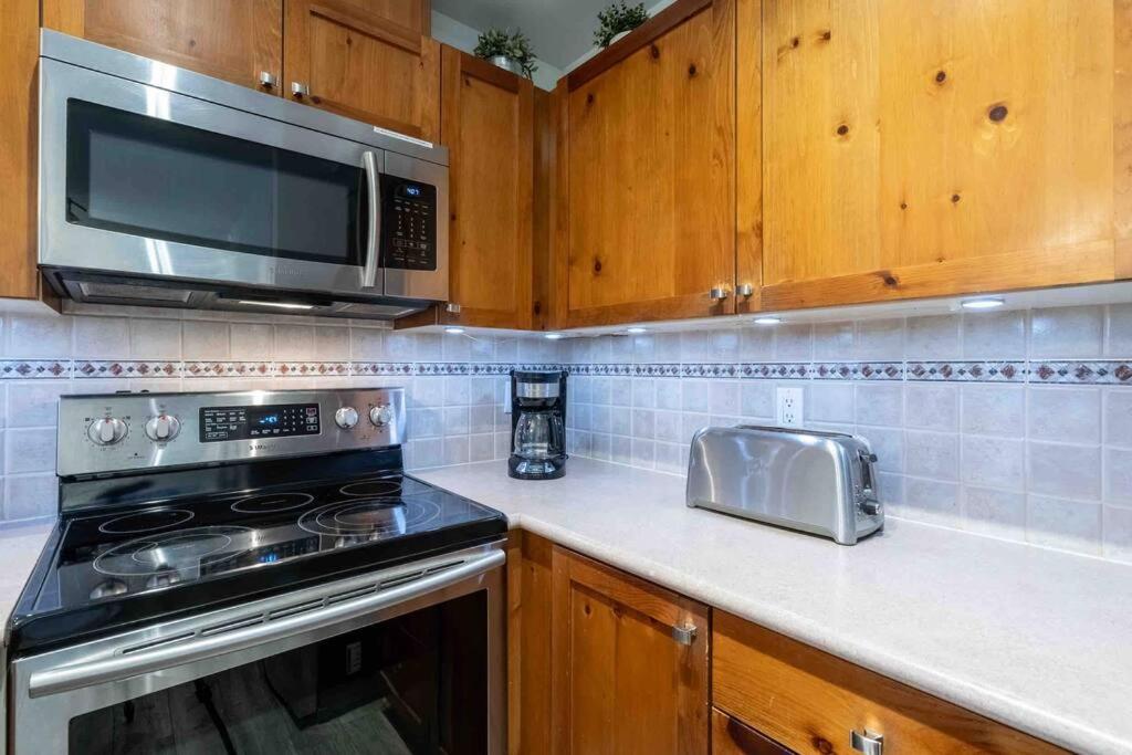 Updated Townhouse in Village. Pool/Hot Tub/Parking
