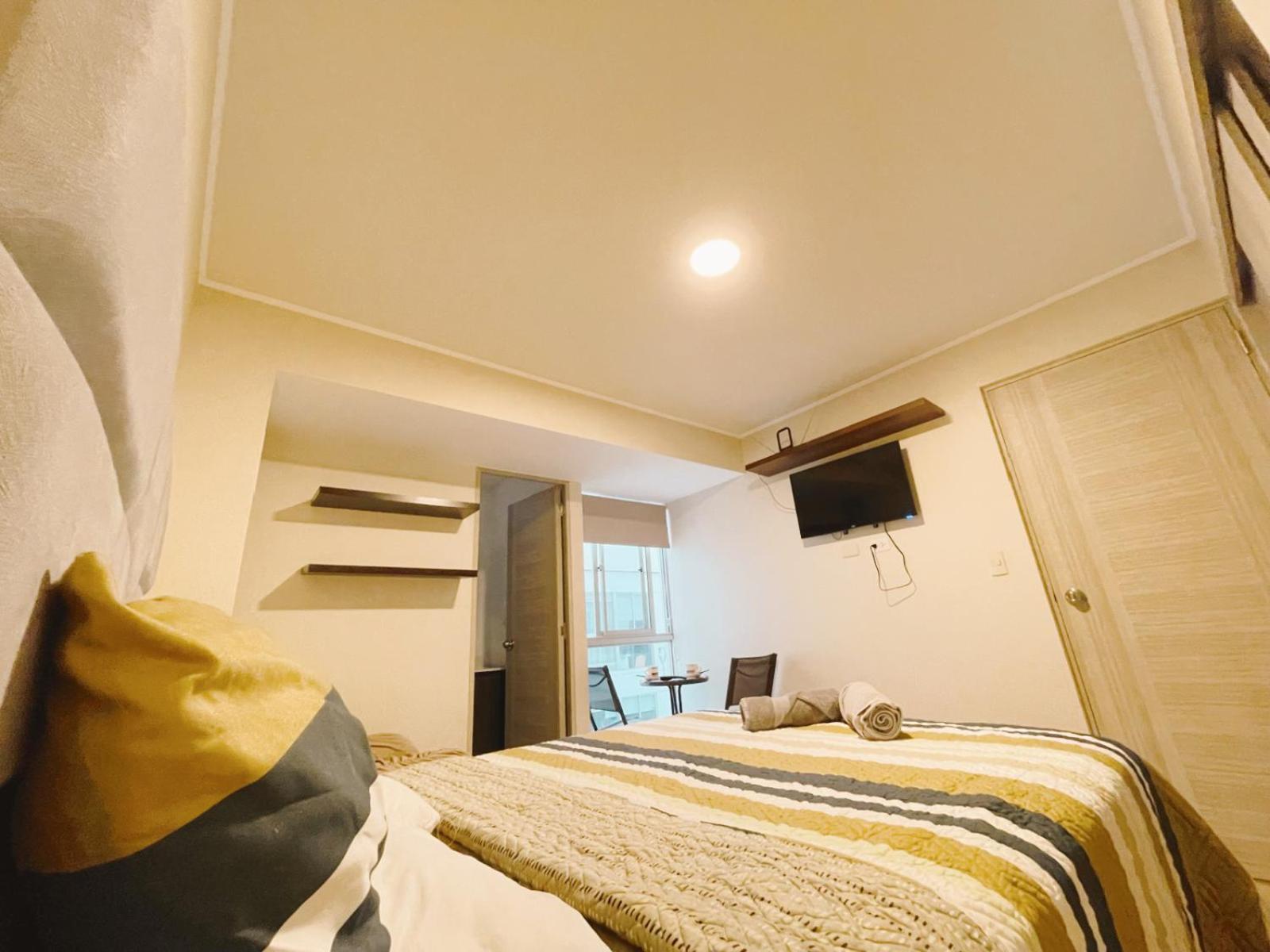 Amplia habitación privada con baño privado y TV view 2
