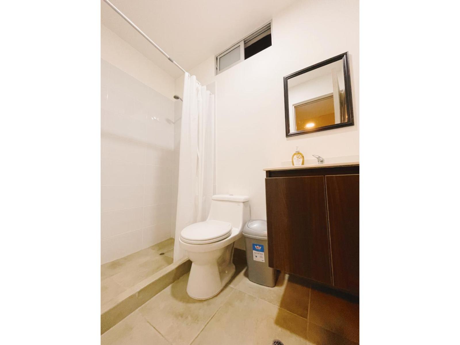 Amplia habitación privada con baño privado y TV view 5