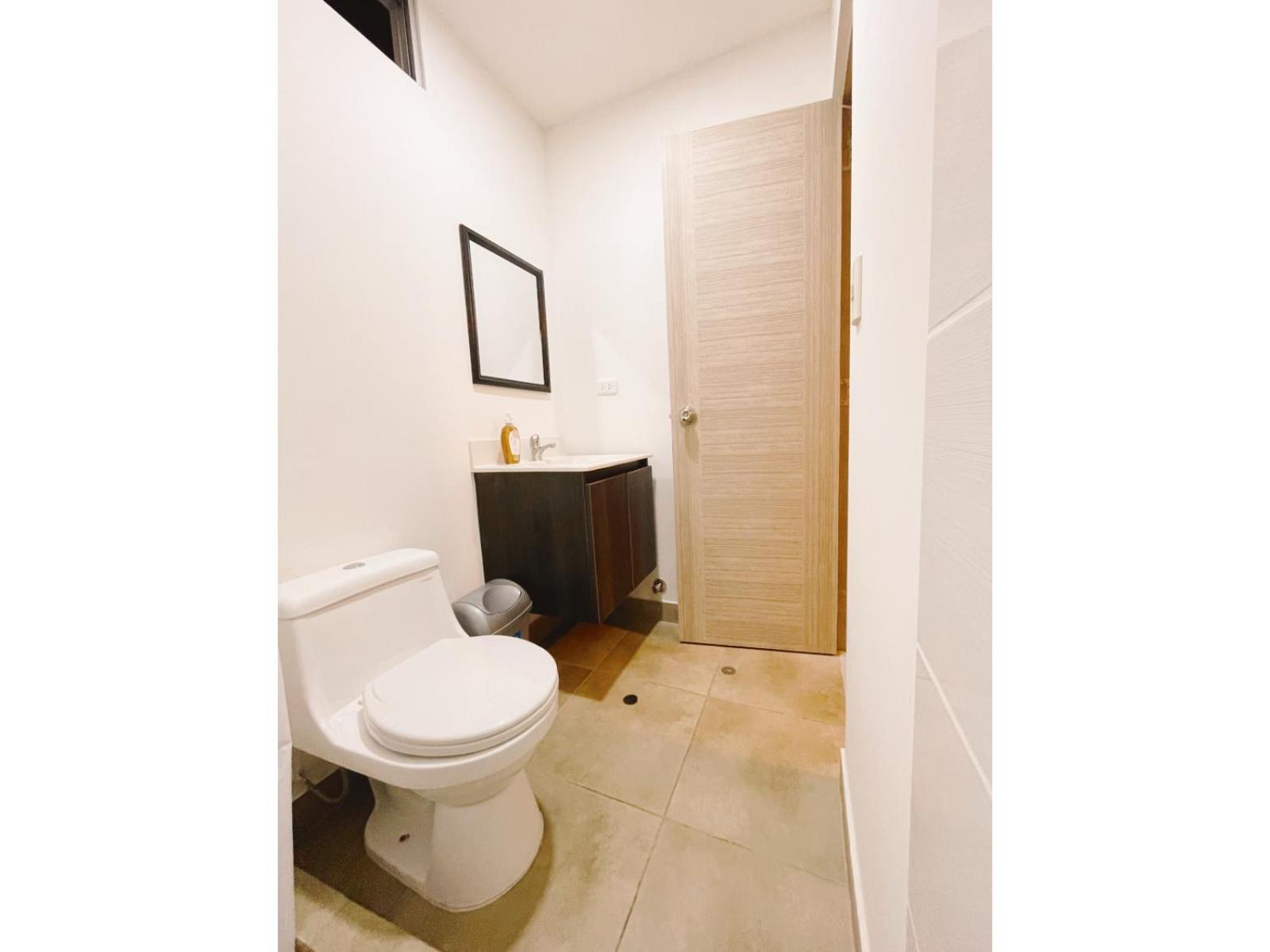Amplia habitación privada con baño privado y TV view 4