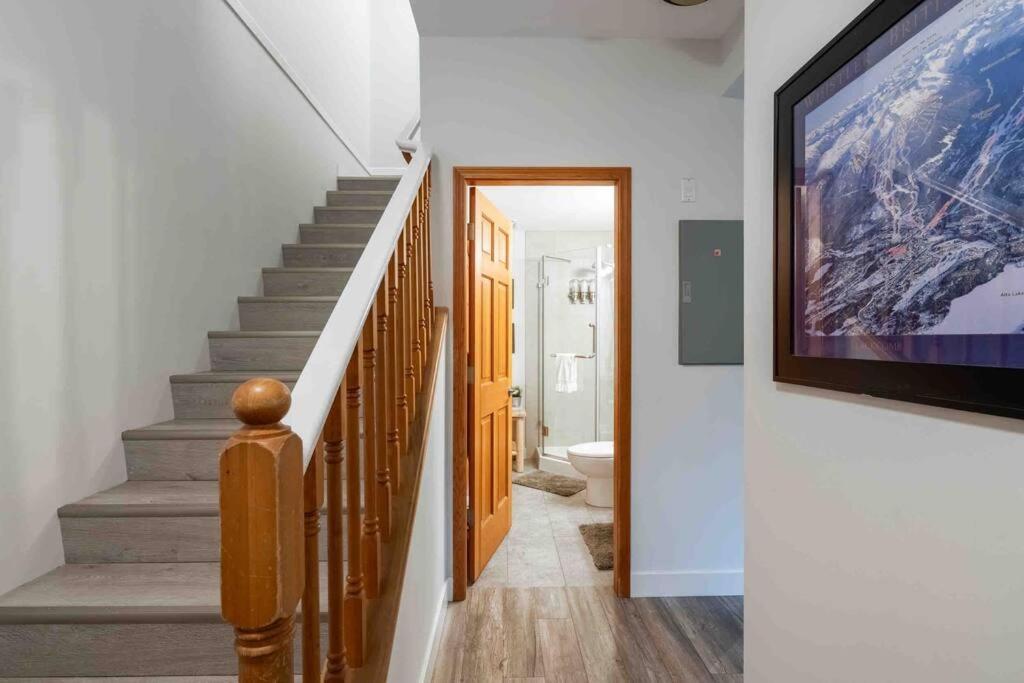 Updated Townhouse in Village. Pool/Hot Tub/Parking