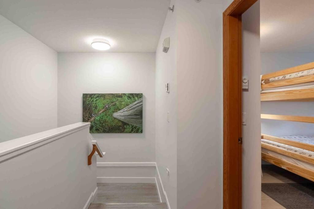 Updated Townhouse in Village. Pool/Hot Tub/Parking