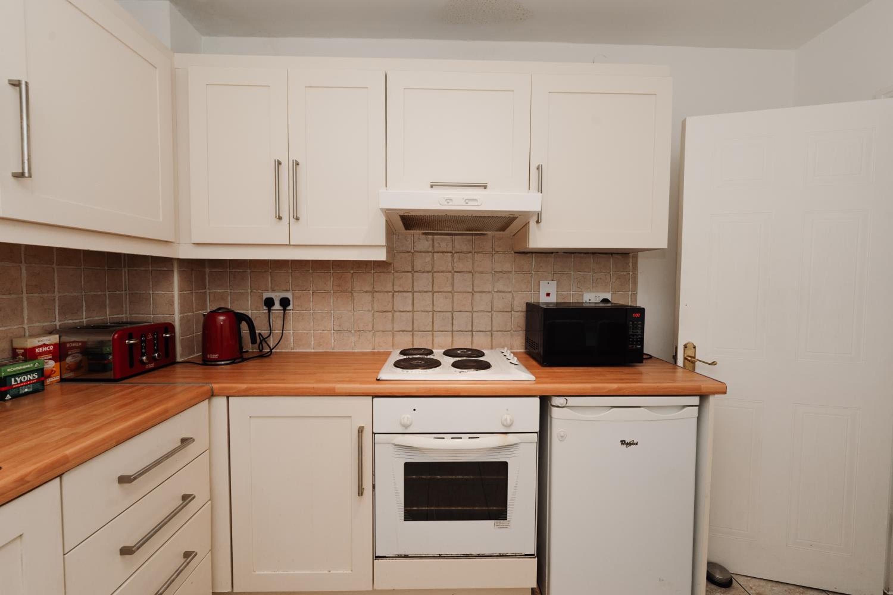 GoldenGlow Apartment 15 MIN Airport