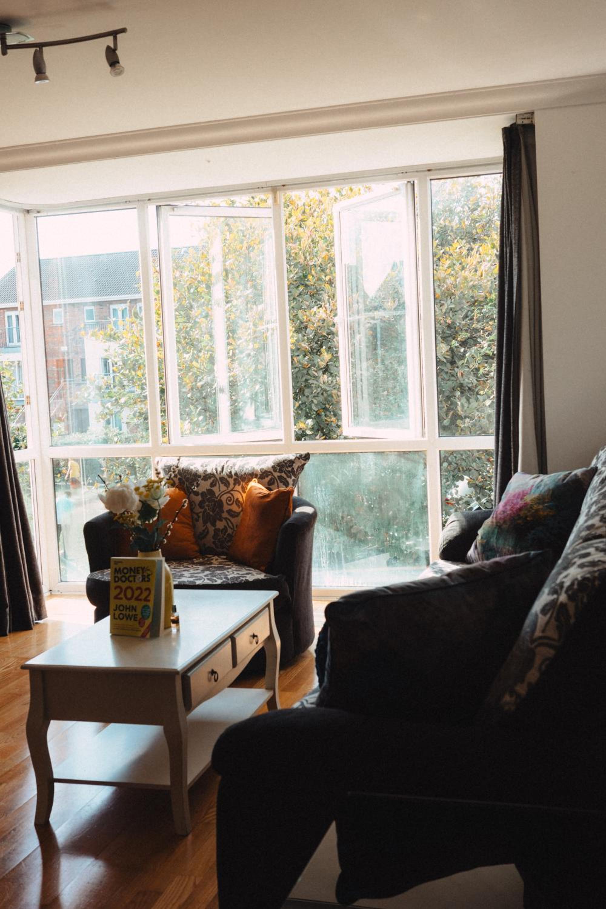 GoldenGlow Apartment 15 MIN Airport