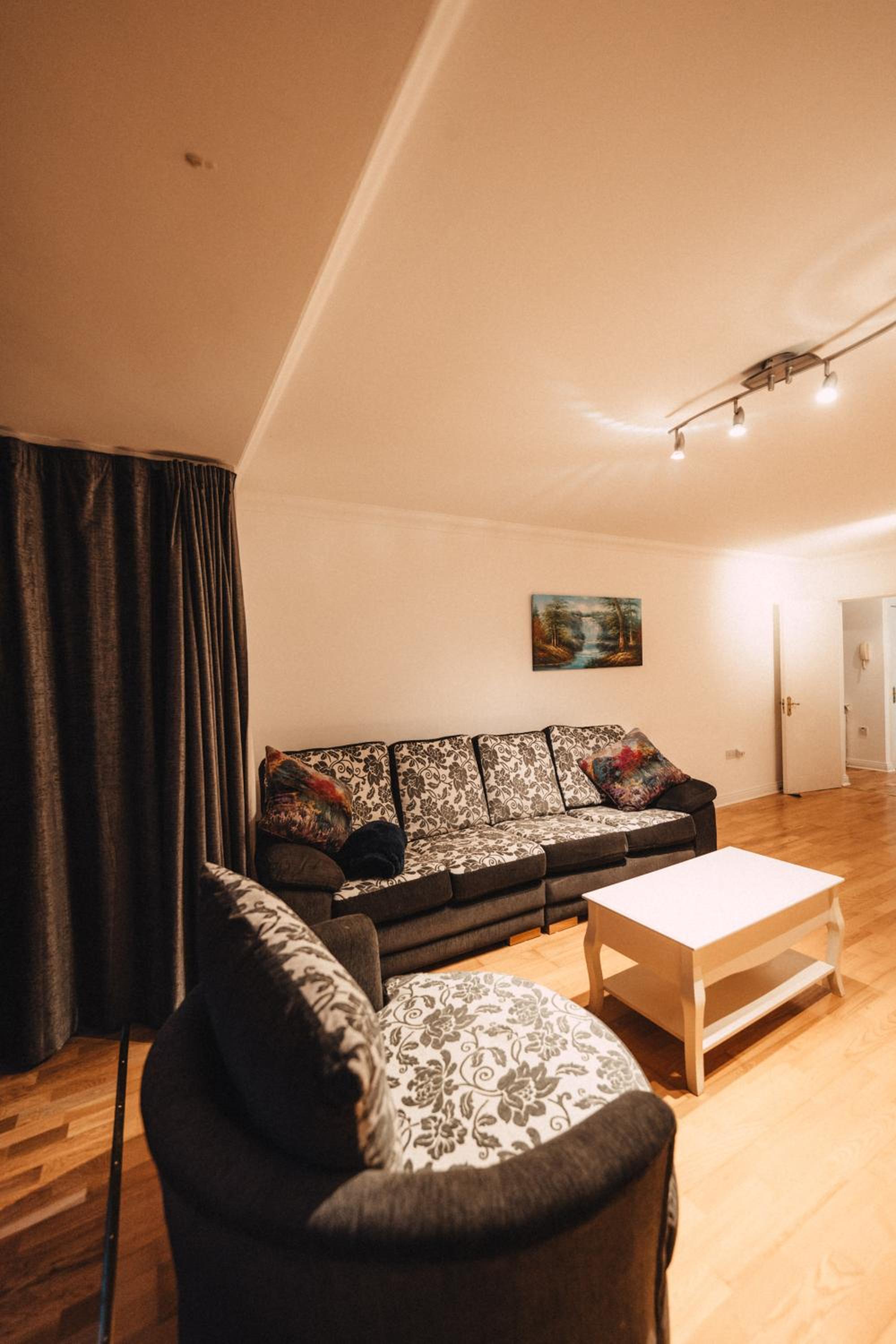GoldenGlow Apartment 15 MIN Airport