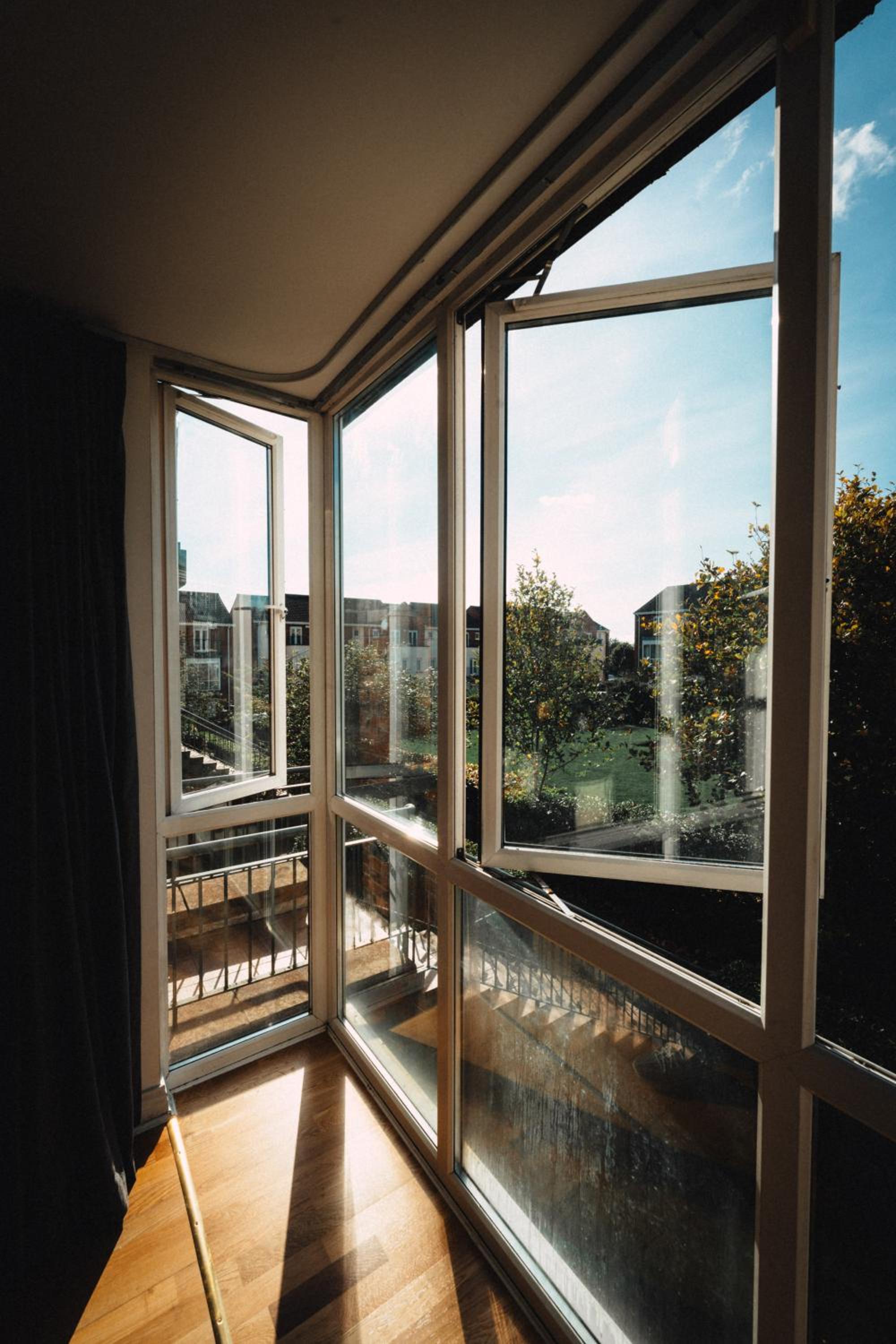 GoldenGlow Apartment 15 MIN Airport